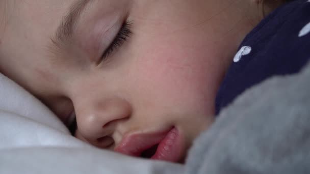 Autentyczne Cute Little Girl Śpiąca Słodko Wygodne Białe Szare Łóżko — Wideo stockowe