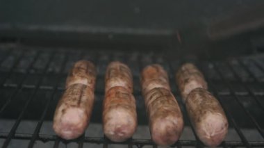 Parlak kömürlerin üzerinde ızgara yapılmış baharatlı sosisler ateşte kızartılıyor. Öğle Yemeği Kutlama Partisi Mangalı. Açık hava aşçılığı. Cook, Şark Yemeğini Mutfakta Hazırlıyor. Abur cubur, sağlıklı yaşam tarzı