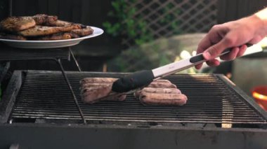 Parlak kömürlerin üzerinde ızgara yapılmış baharatlı sosisler ateşte kızartılıyor. Öğle Yemeği Kutlama Partisi Mangalı. Açık hava aşçılığı. Cook, Şark Yemeğini Mutfakta Hazırlıyor. Abur cubur, sağlıklı yaşam tarzı