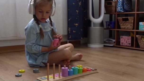 Glückliches Kleines Zahnloses Mädchen Kindergarten Das Mit Farbigem Holzspielzeug Spielt — Stockvideo