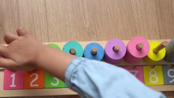 Szczęśliwa Dziewczynka Bez Zębów Bawiąca Się Kolorowymi Drewnianymi Zabawkami Słodkie — Wideo stockowe
