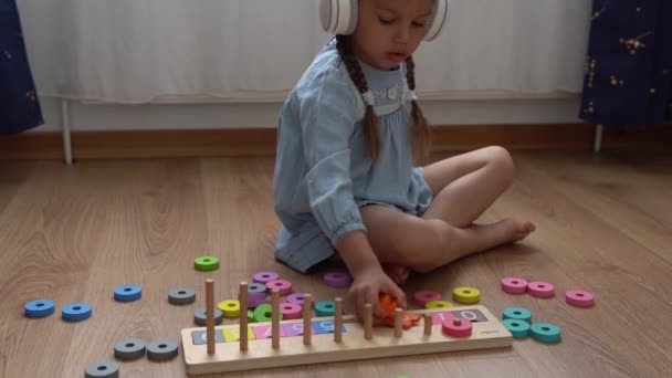 Boldog Kis Óvodás Fogatlan Lány Színes Játék Gyerekek Úgy Tanulnak — Stock videók