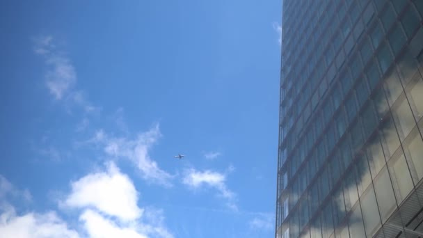 Рейс Самолета Над Бизнес Центром Небоскребов Лондоне Вид Снизу Высотные — стоковое видео