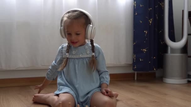 Музыка Детей Больших Белых Наушниках Счастливая Маленькая Дошкольная Беззубая Девочка — стоковое видео
