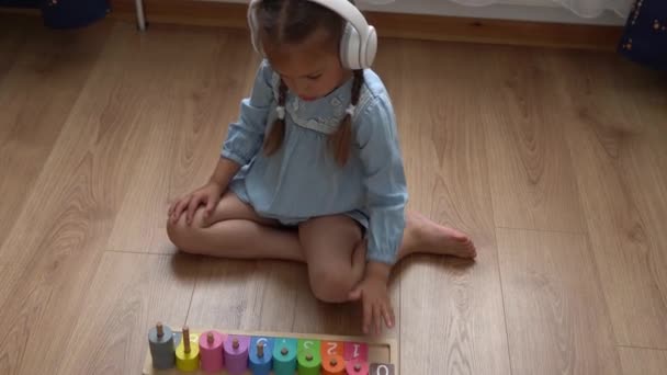 Щаслива Маленька Дівчинка Беззубика Яка Грає Кольоровою Дерев Яною Іграшкою — стокове відео