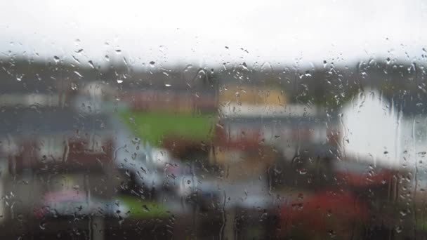 季风季节 窗玻璃上的雨滴 水滴流下水泡的自然背景 静态拍摄 外面天气不好 秋雨天或春雨天下大雨 忧郁的概念 — 图库视频影像