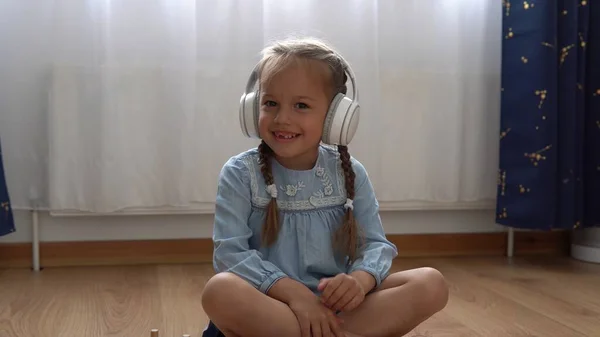 Dítě Poslouchá Hudbu Velkých Bílých Sluchátkách Šťastný Malý Školka Bezzubý — Stock fotografie