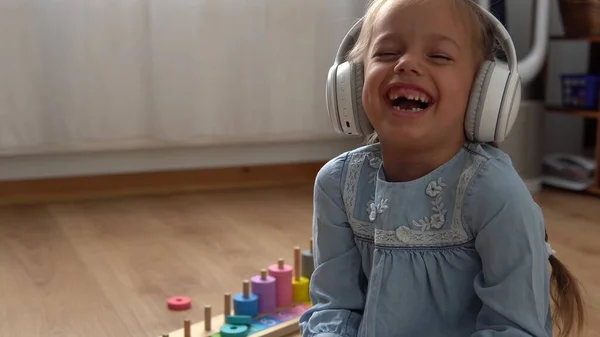 Niños Escuchando Música Grandes Auriculares Blancos Feliz Niña Preescolar Sin —  Fotos de Stock