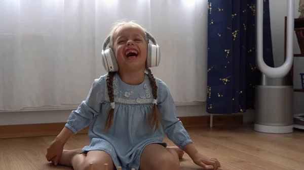 Niños Escuchando Música Grandes Auriculares Blancos Feliz Niña Preescolar Sin —  Fotos de Stock