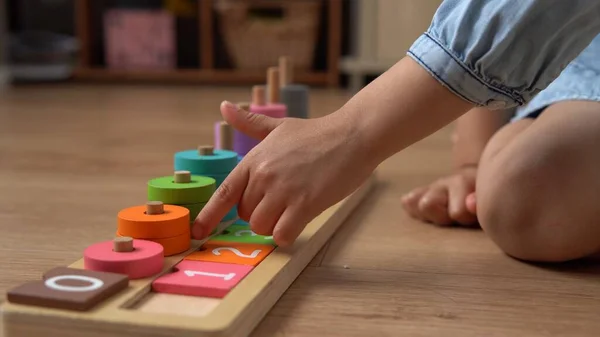 Feliz Niña Preescolar Sin Dientes Jugando Con Juguetes Madera Colores — Foto de Stock