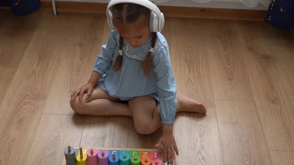 Счастливая Маленькая Беззубая Дошкольница Играющая Цветной Деревянной Игрушкой Дети Учатся — стоковое фото
