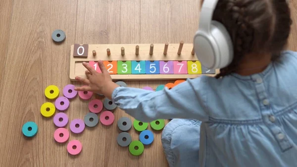 Feliz Niña Preescolar Sin Dientes Jugando Con Juguetes Madera Colores — Foto de Stock