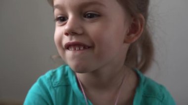 Portre Komik küçük yakın çekim mutlu anaokulu kızı düşünceli, oldukça doğal yüzünü çeviren çocuk utangaç, utangaç, temiz cilt dermatolojisi, pediatrik