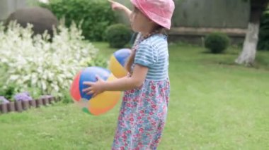 Mutlu Çocuklar çok renkli plaj balosu ve sabun köpükleriyle koşuyor. Anne, kız ve oğul yaz günü Idyllic Banliyö Evinin arka bahçesinde oyun oynuyorlar. Çocukluk, aile kavramı.