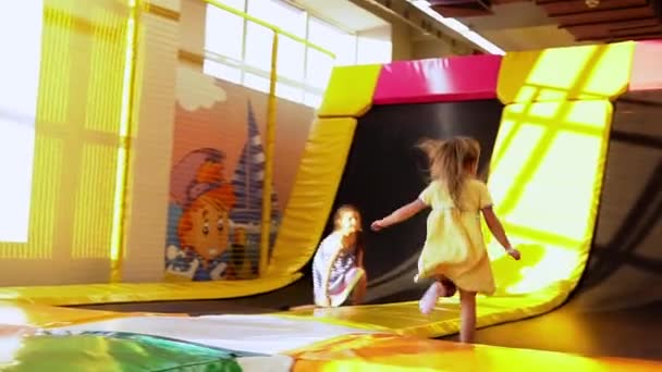 Happy Cute Little Przedszkola Tinaiger Dziewczyny Rządzące Radośnie Pokoju Zabaw — Wideo stockowe