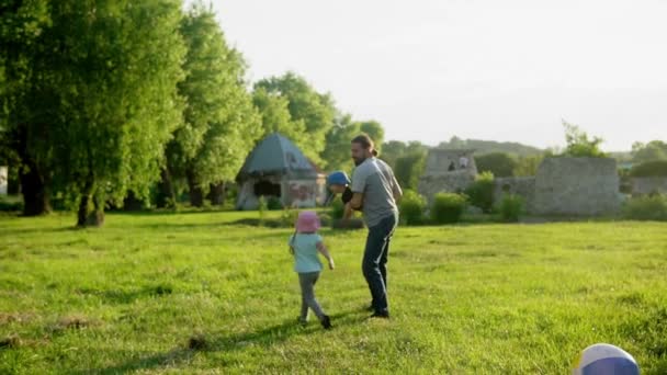 Verano Vacaciones Naturaleza Familia Feliz Infancia Paternidad Día Del Padre — Vídeo de stock