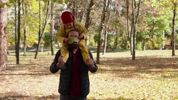 Fröhliche Lustige Familie Papa Kinder Kinder Haben Spaß Park Mit — Stockvideo