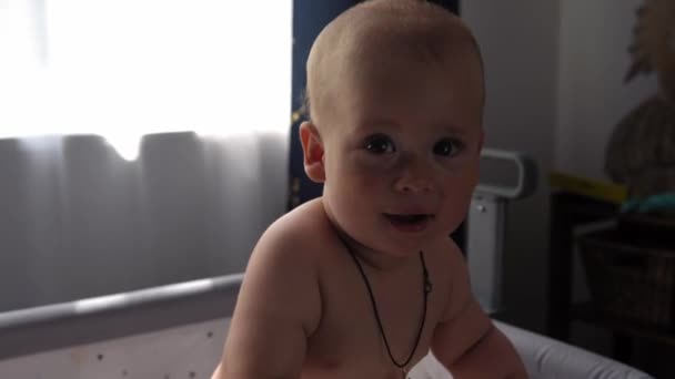 Gros Plan Cute Nake Diaper Kid Month Newborn Boy Looking — Video