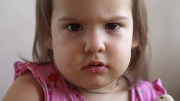 Kleine Kleinkind Mädchen Slawischen Aussehen Macht Lustig Ausdrucksstarke Fratze Gesicht — Stockvideo