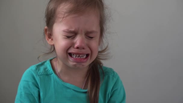 ポートレートの少女悲しい動揺子供の涙にバーストサブカメラを屋内で見て泣く 誠実な子供たちの感情は泣きながら家で可愛い顔をしています 概念幼少期の侮辱悲しみ — ストック動画