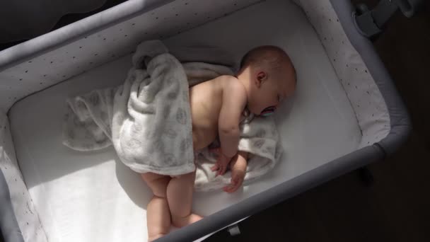 Top View Πρόσωπο Του Νεογέννητου Γυμνό Ύπνο Μικρό Βρέφος Αγοράκι — Αρχείο Βίντεο