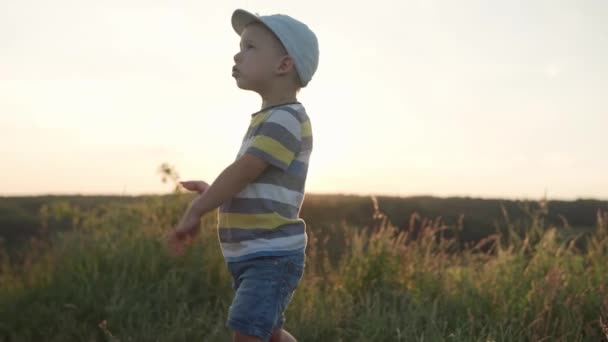 Authentique Bébé Garçon Fille Âge Préscolaire Mignon Joyeux Courir Sur — Video