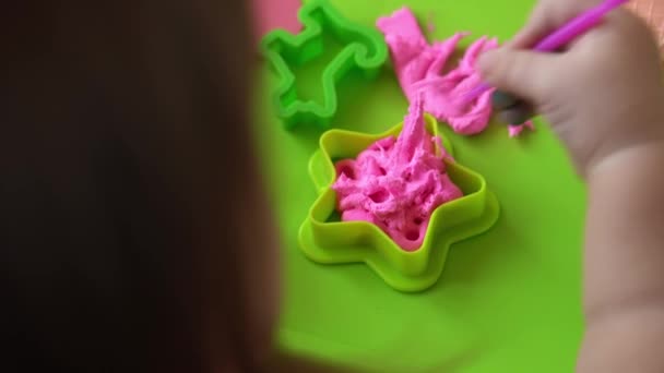 儿童雕塑和粘土模型 5岁的女孩用手指和塑料造型刀来塑造粉红的面团 利用游戏黏土提高儿童的运动技巧和创造力 — 图库视频影像