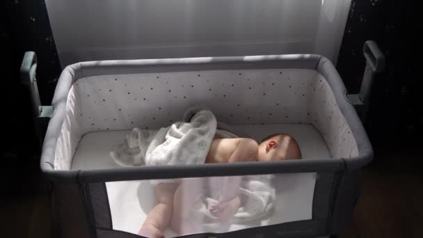 Vista Superior Cara Del Recién Nacido Desnudo Durmiendo Pequeño Bebé — Vídeos de Stock