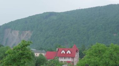 Yağmurlu bir günde sisli havada kayalar ve kalın ahşap Karpat ormanlarıyla dağ manzarasının panoramik çekimi. Hafif yağmur. Doğa, çevre koruma, sıcak yaz, meslek, seyahat kavramı