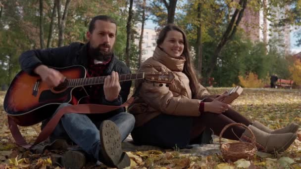 Junge Verliebte Brautpaare Singen Romantisches Lied Talentierter Komponist Musiker Mit — Stockvideo