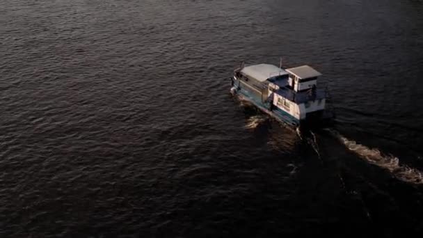 トップ空中ビュー漁船の海を移動します 日の出の日没時にドニプロ川の釣り人とモーターボートをセーリング 都市の湖に架かる橋の風景です 水輸送 貯水池 — ストック動画