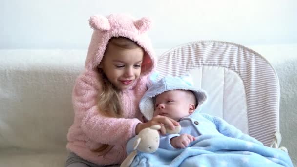 Ystävyys Perhe Pikkulapsi Lapsuus Kaksi Pientä Hymyilevää Pikkulasta Vauva Rentoutua — kuvapankkivideo