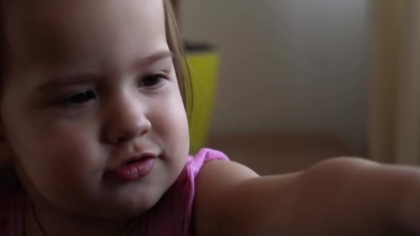 Mała Dziewczynka Maluch Słowiański Wygląd Zabawne Ekspresyjne Grymas Twarz Wystaje — Wideo stockowe