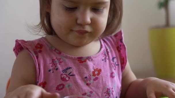 儿童雕塑和粘土模型 5岁的女孩用手指和塑料造型刀来塑造粉红的面团 利用游戏黏土提高儿童的运动技巧和创造力 — 图库视频影像