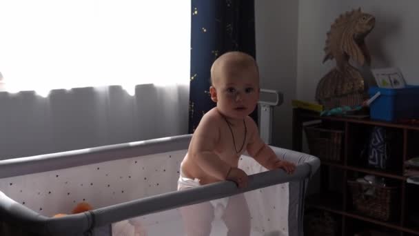 Nahaufnahme Cute Nake Windel Kid Month Newborn Boy Looking Camera — Stockvideo