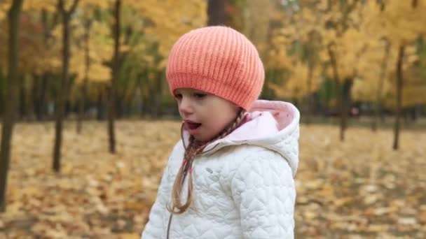 Jedno Hezké Dítě Dívka Červené Procházky Sám Parku Lesa Těší — Stock video