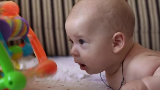 Familie Kindheit Nahaufnahme Glückliches Kleines Baby Mit Beißspielzeug Nacktes Kleines — Stockvideo