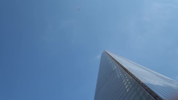 Flygplan Flyger Över Affärscentret Skyskrapor London Bottom View High Rise — Stockvideo