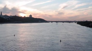 Üst hava manzaralı balıkçı teknesi okyanusu. Akşam Dnipro nehrinde gün batımında balıkçıyla motorlu tekne gezintisi. Kiev Ukrayna 'daki göllerin üzerindeki köprü manzarası. Su taşımacılığı, seyahat