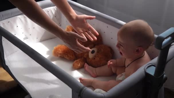 Nahaufnahme Cute Kid Month Newborn Boy Weinen Weißen Krippe Der — Stockvideo