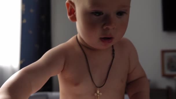 Gros Plan Cute Nake Diaper Kid Month Newborn Boy Looking — Video