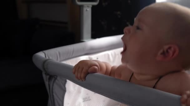 Primo Piano Cute Kid Mese Neonato Che Piange Nella Culla — Video Stock
