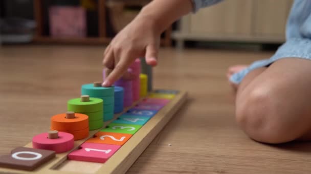 Glückliches Kleines Zahnloses Mädchen Kindergarten Das Mit Farbigem Holzspielzeug Spielt — Stockvideo