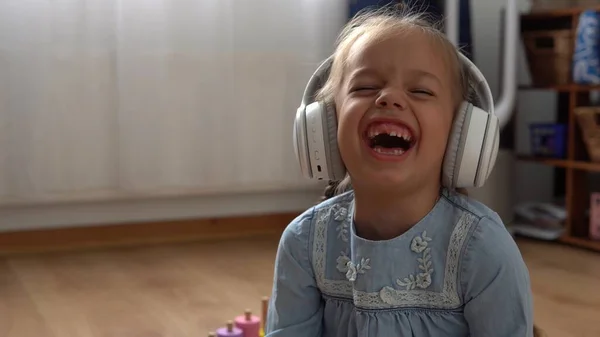 Dítě Poslouchá Hudbu Velkých Bílých Sluchátkách Šťastný Malý Školka Bezzubý — Stock fotografie