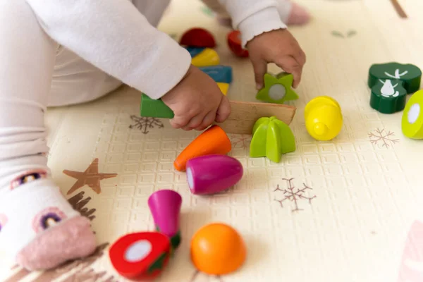 Feliz Divertido Niño Rizado Bebé Niña Con Juguetes Educativos Bloques — Foto de Stock