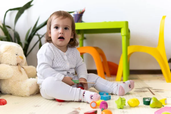 Gelukkig Grappig Kind Krullend Baby Meisje Met Educatieve Speelgoed Blokken — Stockfoto