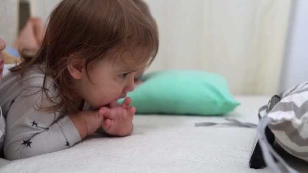 Lächelnde Kleinkinder Vorschulalter Schlafanzug Beim Zeichentrickgucken Auf Dem Smartphone Bett — Stockvideo