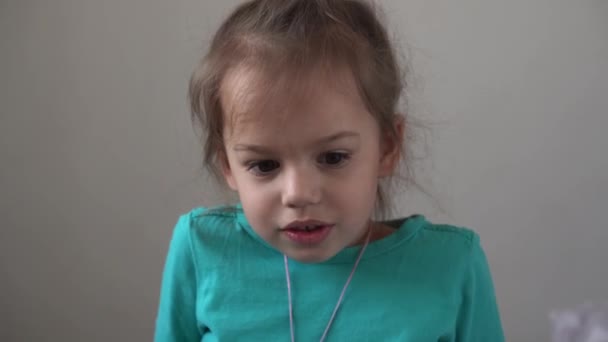 Portre Komik Küçük Anaokulu Kızı Gülümsüyor Dağınık Çocuğu Taramıyor Düşünceli — Stok video
