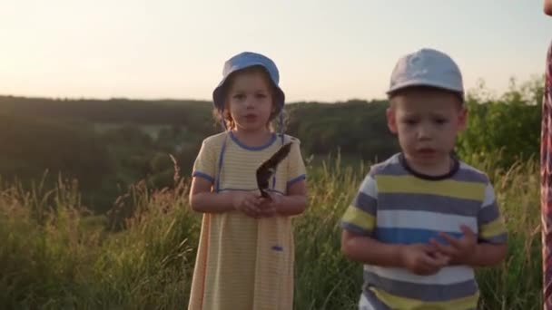 Mignon Préscolaire Bébé Fille Garçon Jouer Avec Plume Sur Dessus — Video