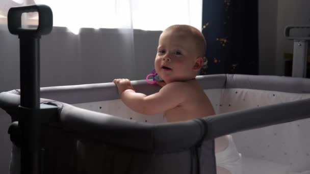 Nahaufnahme Cute Nake Windel Kid Month Newborn Boy Looking Camera — Stockvideo